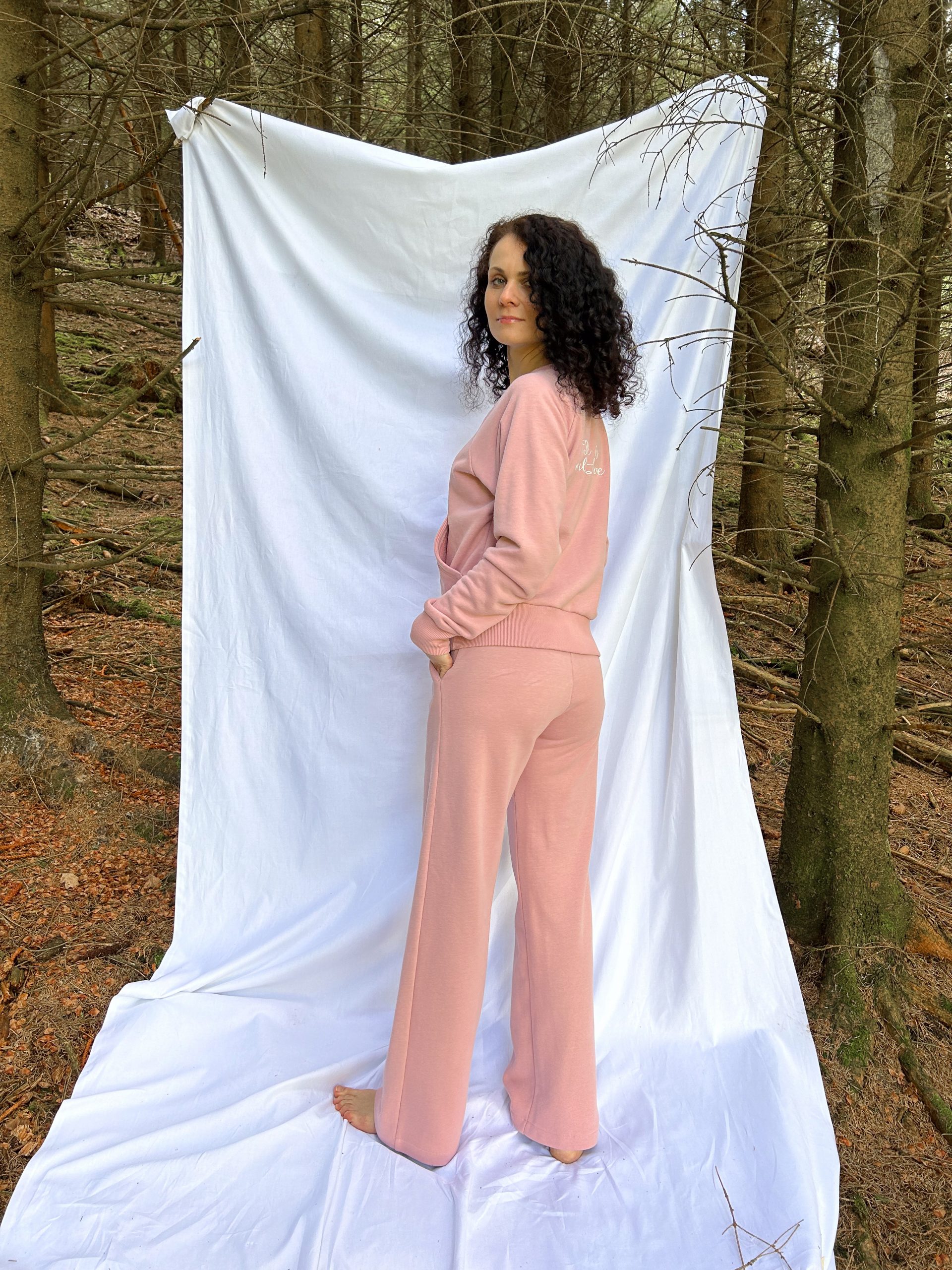 Sweatshirt with kangaroo pocket and wide trousers - Image 2