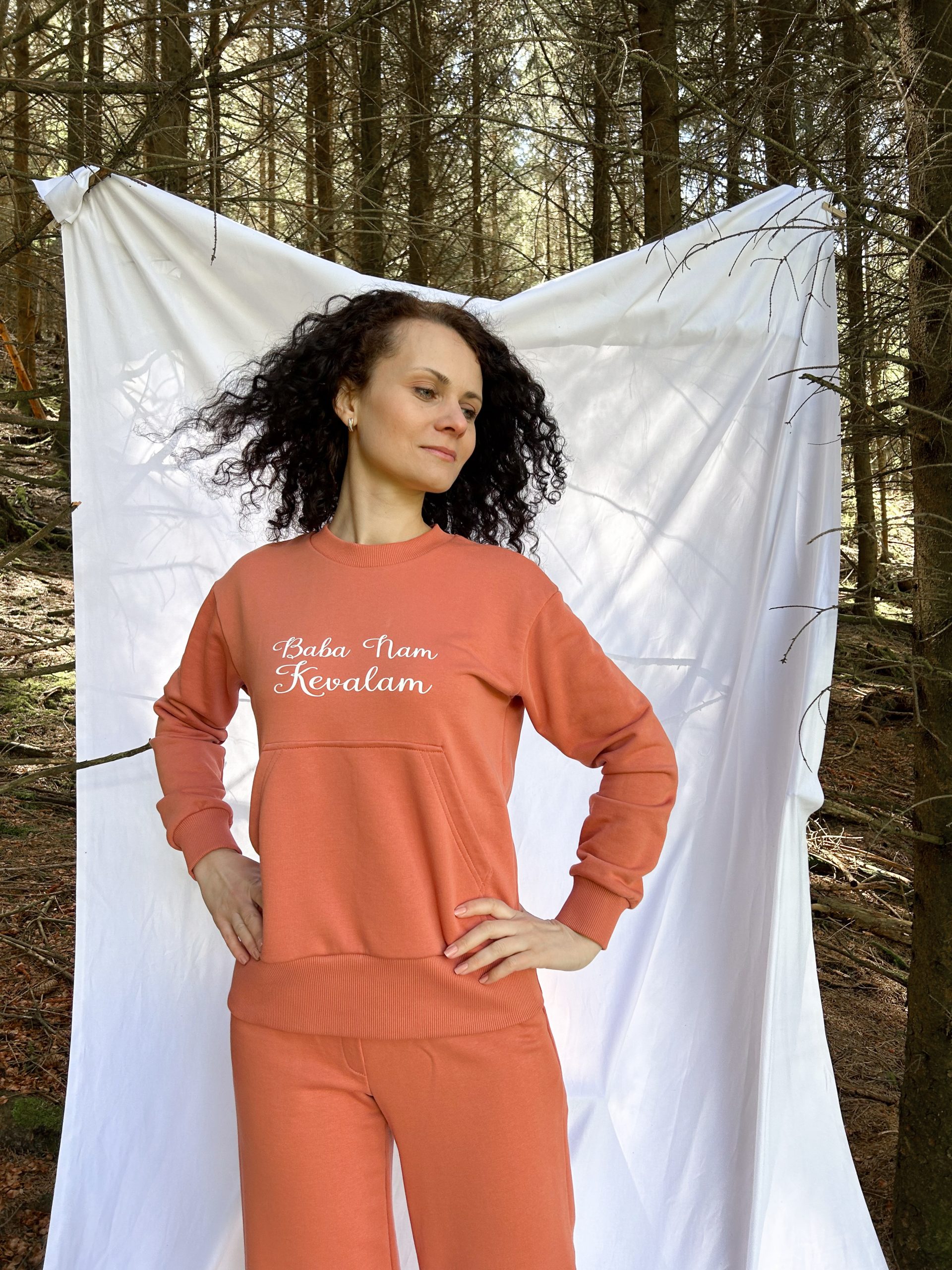 Sweatshirt with kangaroo pocket and wide trousers - Image 23