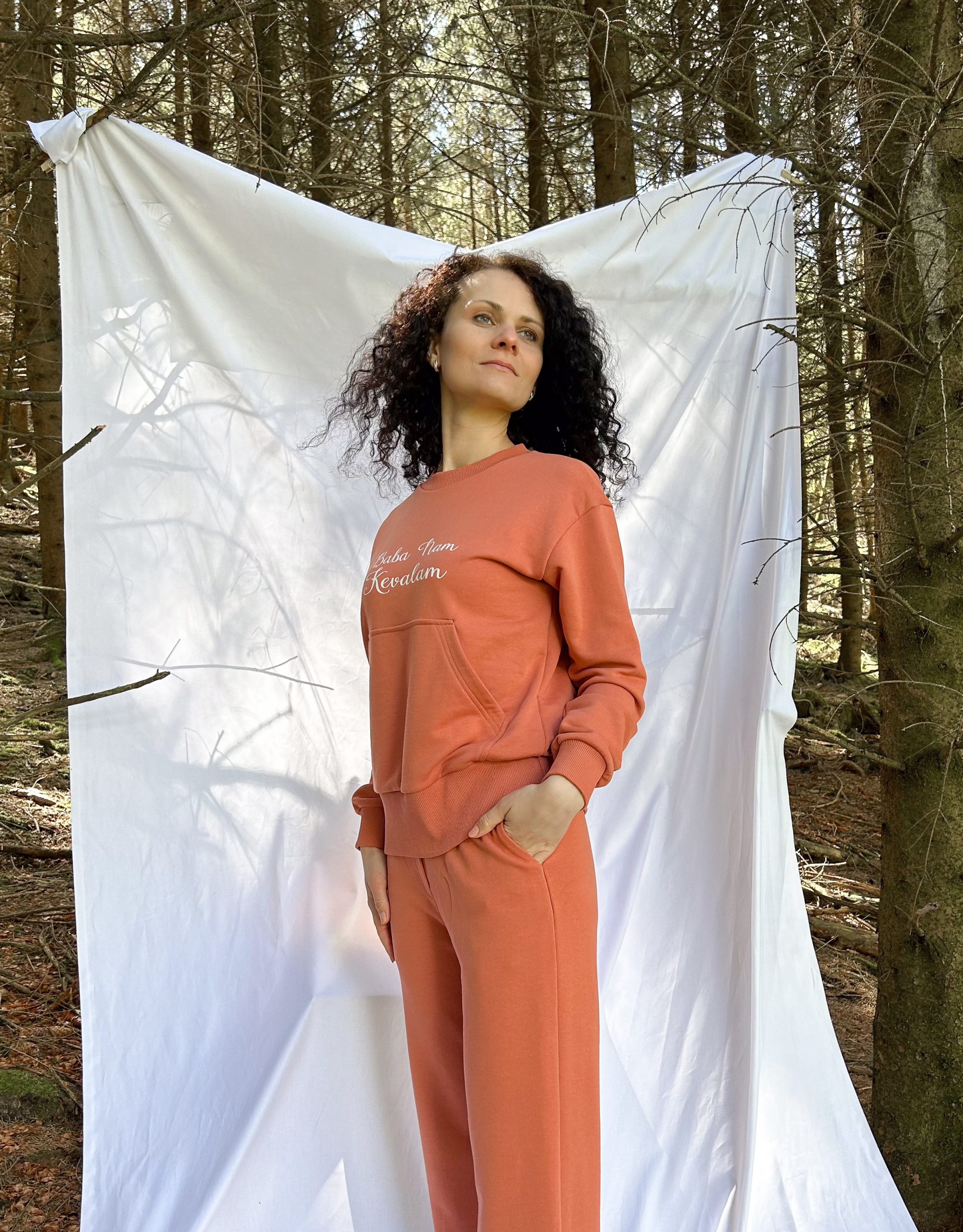 Sweatshirt with kangaroo pocket and wide trousers - Image 21