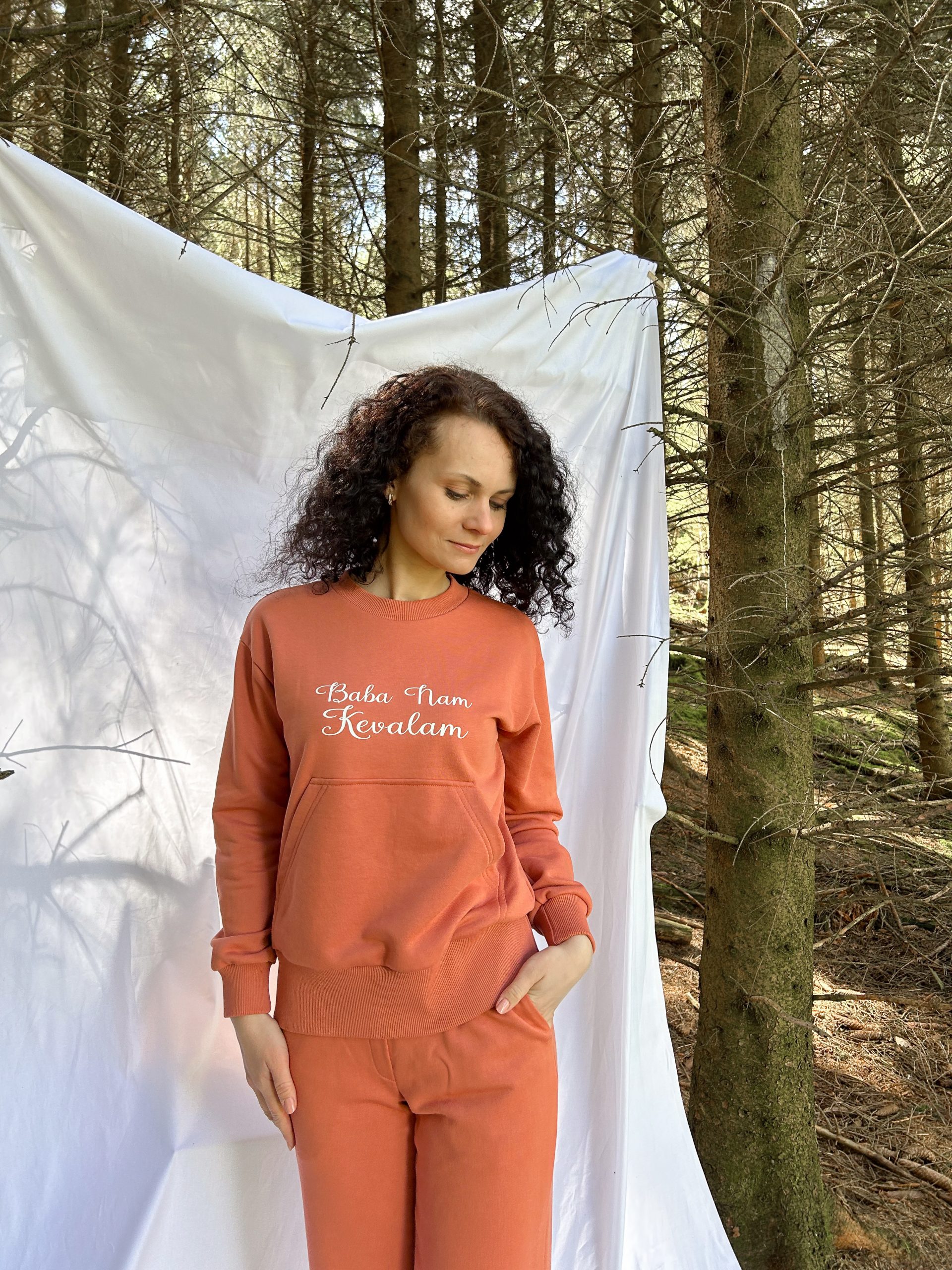 Sweatshirt with kangaroo pocket and wide trousers - Image 20