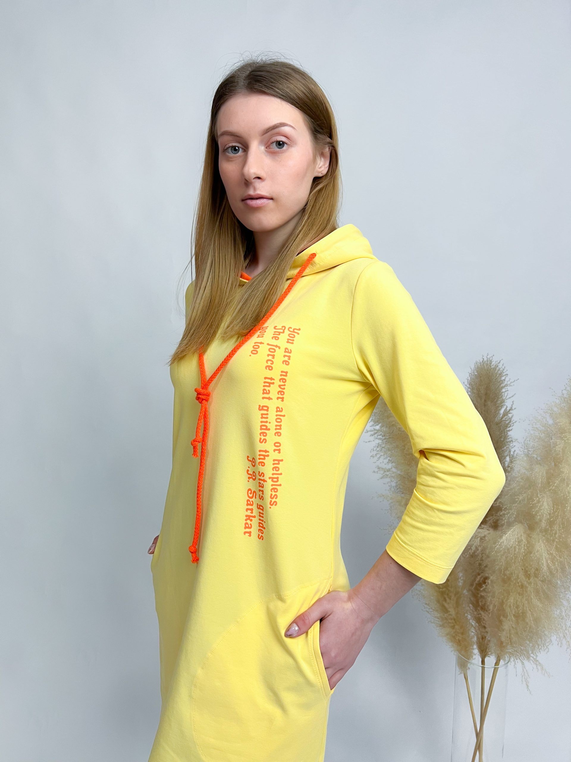 Tunika-Kleid mit Kapuze und Leggings – Bild 22