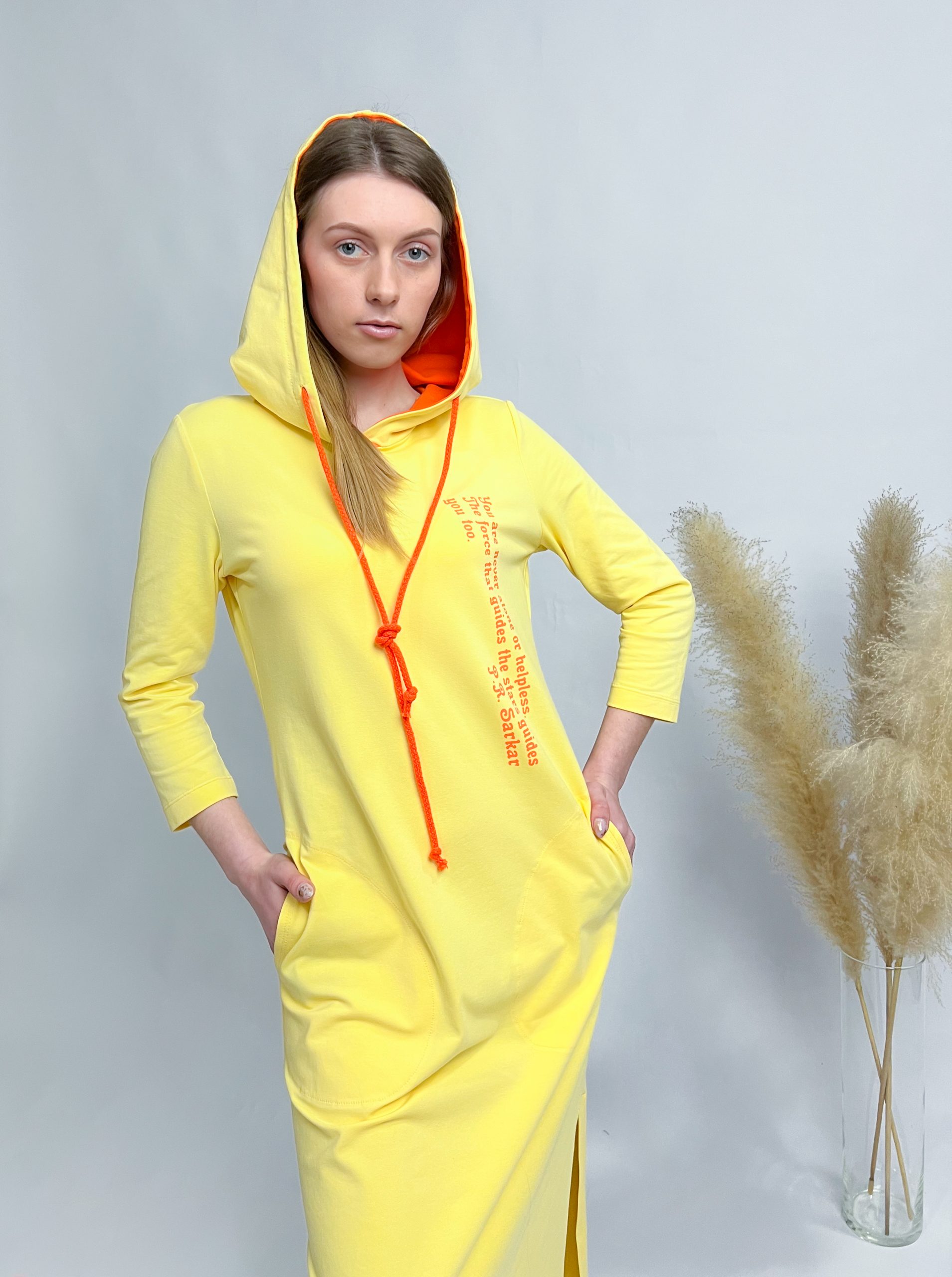 Tunika-Kleid mit Kapuze und Leggings – Bild 24