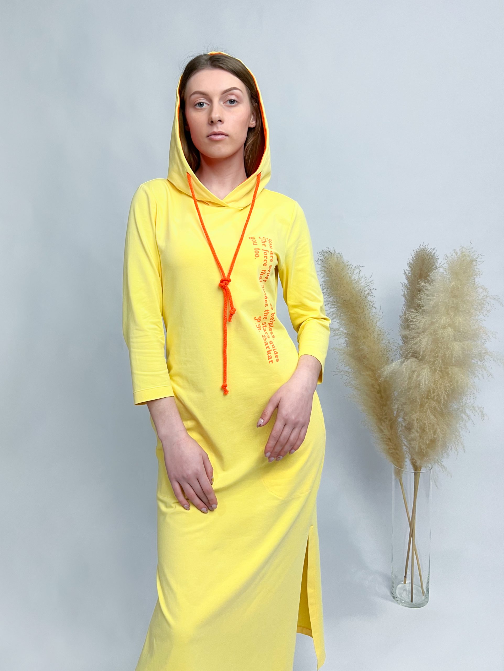 Tunika-Kleid mit Kapuze und Leggings – Bild 25