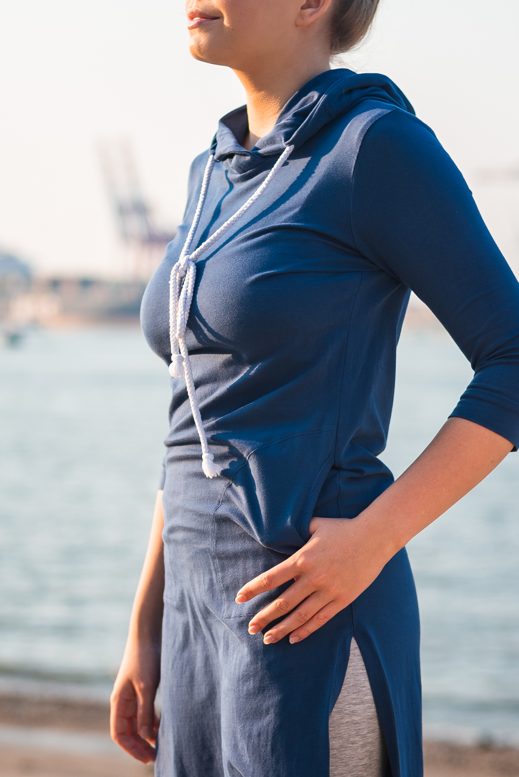 Tunika-Kleid mit Kapuze und Leggings – Bild 6