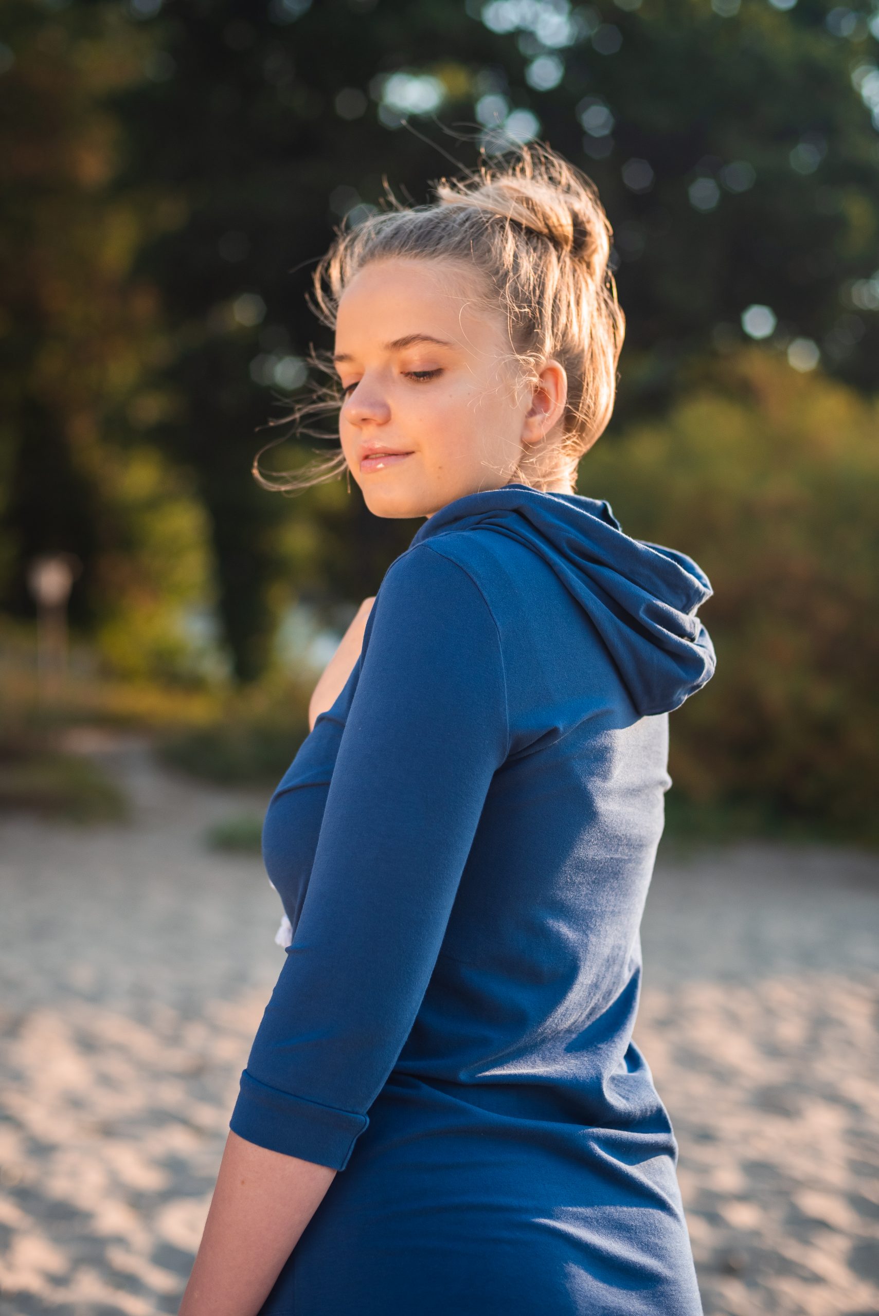 Tunika-Kleid mit Kapuze und Leggings – Bild 8