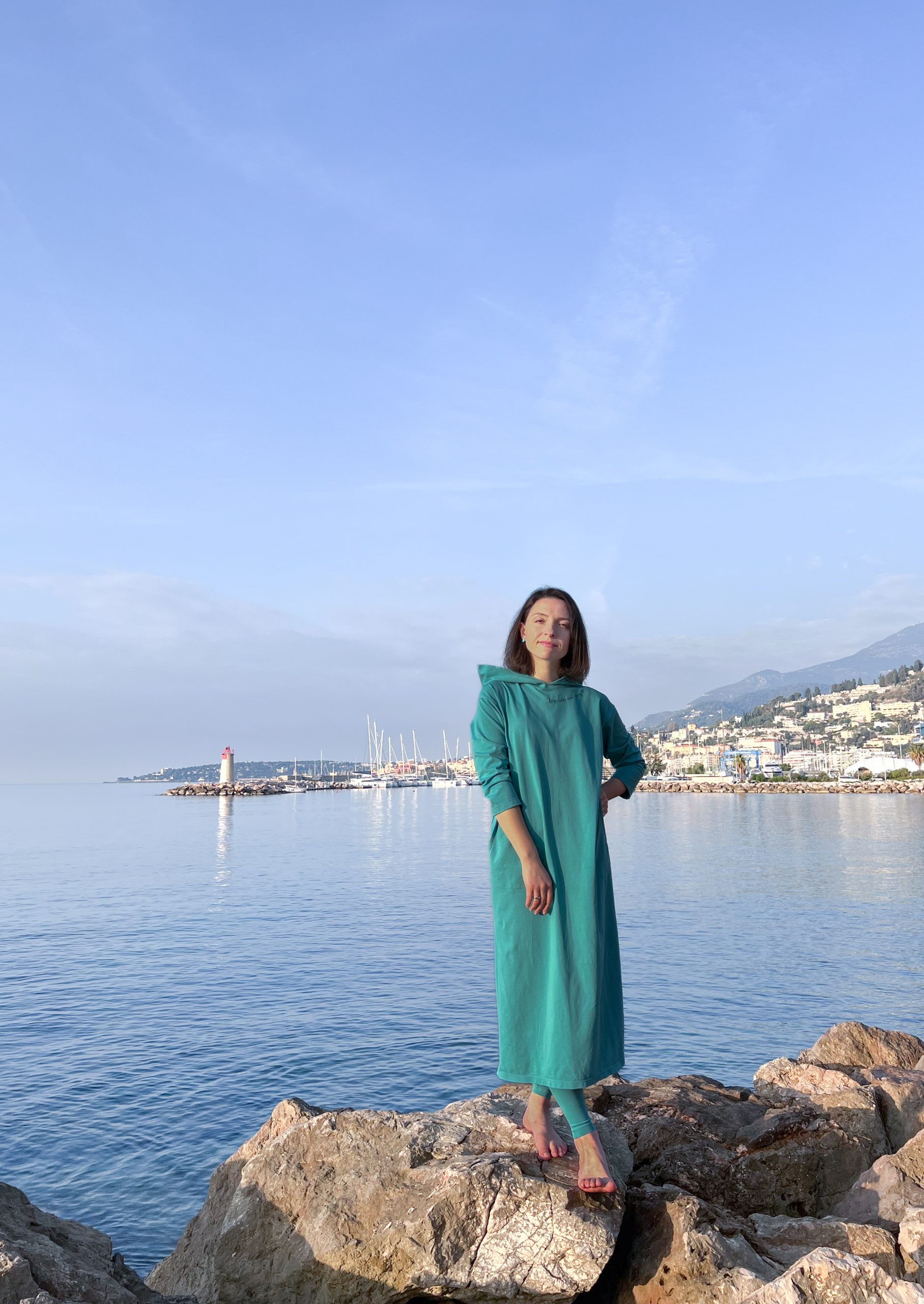 Tunika-Kleid mit Kapuze und Leggings – Bild 9