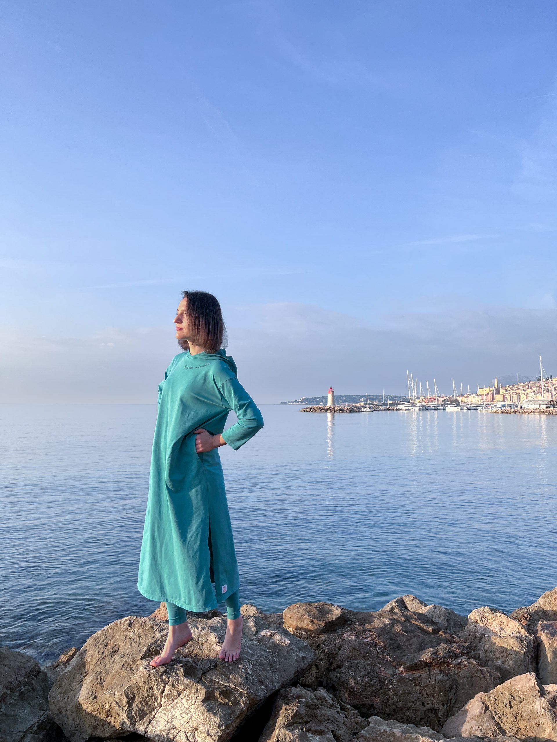 Tunika-Kleid mit Kapuze und Leggings – Bild 10