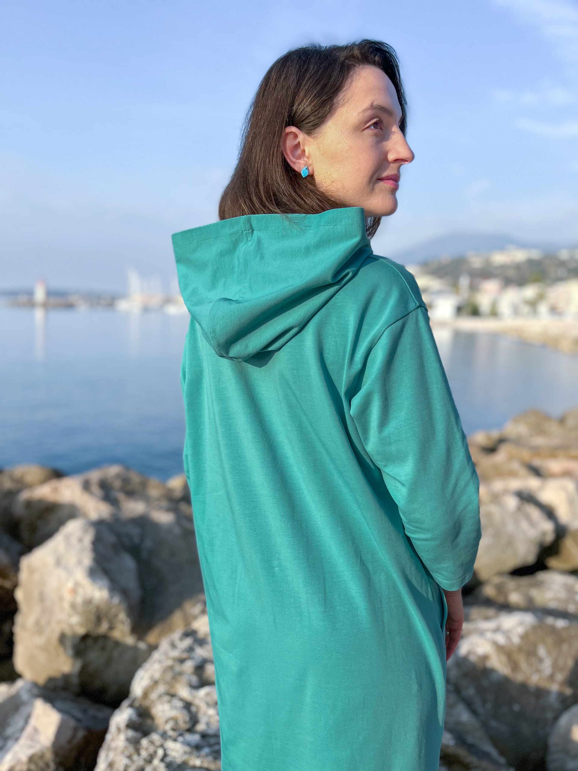 Tunika-Kleid mit Kapuze und Leggings – Bild 15