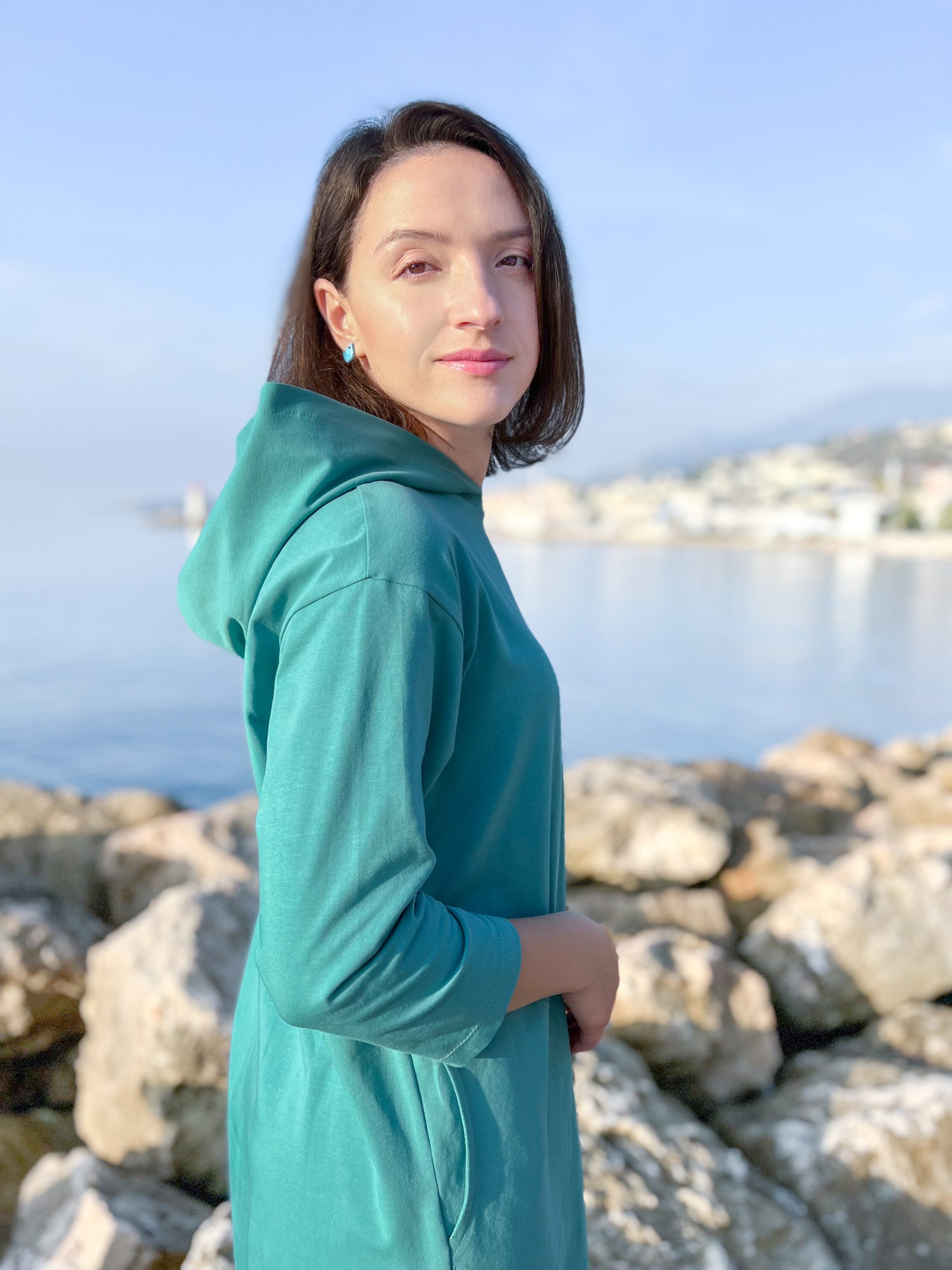 Tunika-Kleid mit Kapuze und Leggings – Bild 16