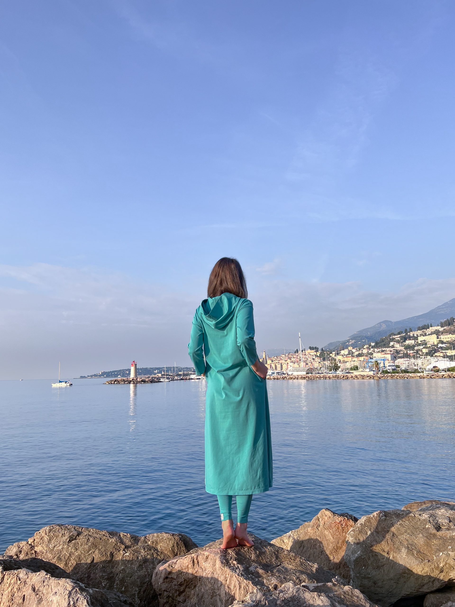 Tunika-Kleid mit Kapuze und Leggings – Bild 17