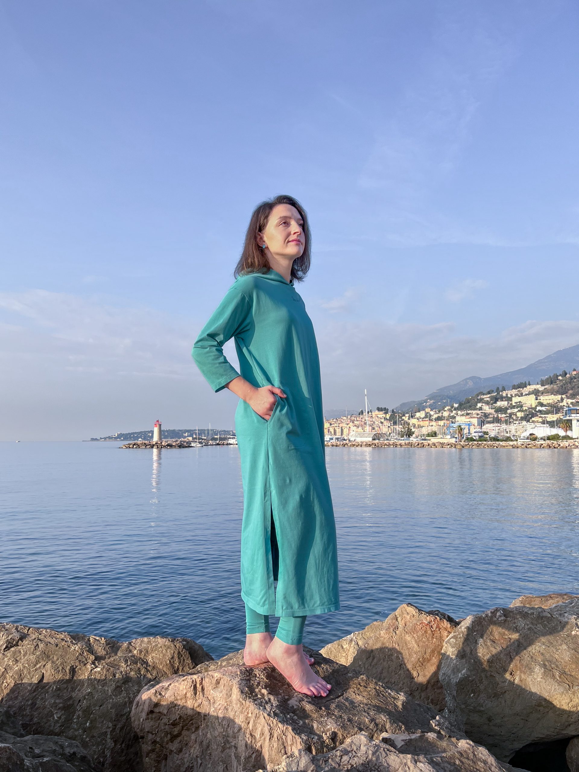 Tunika-Kleid mit Kapuze und Leggings – Bild 19