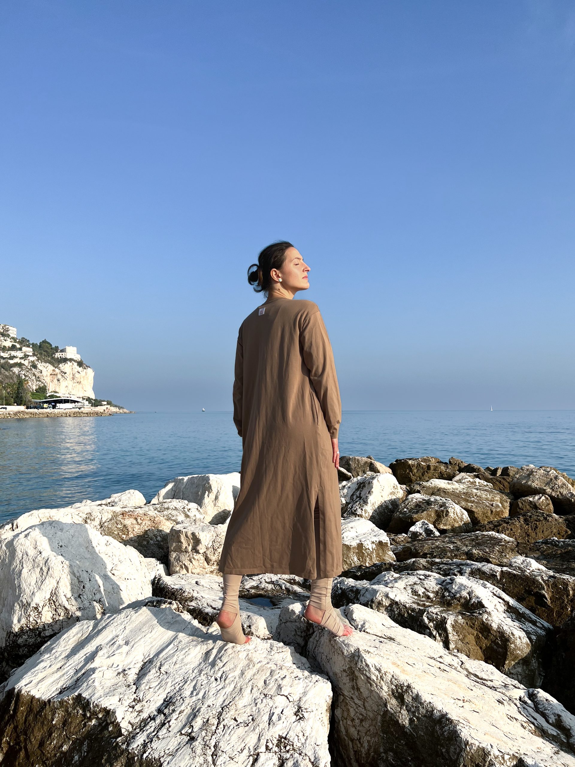 T-shirt, leggings with skirt and wrap jacket - Image 4