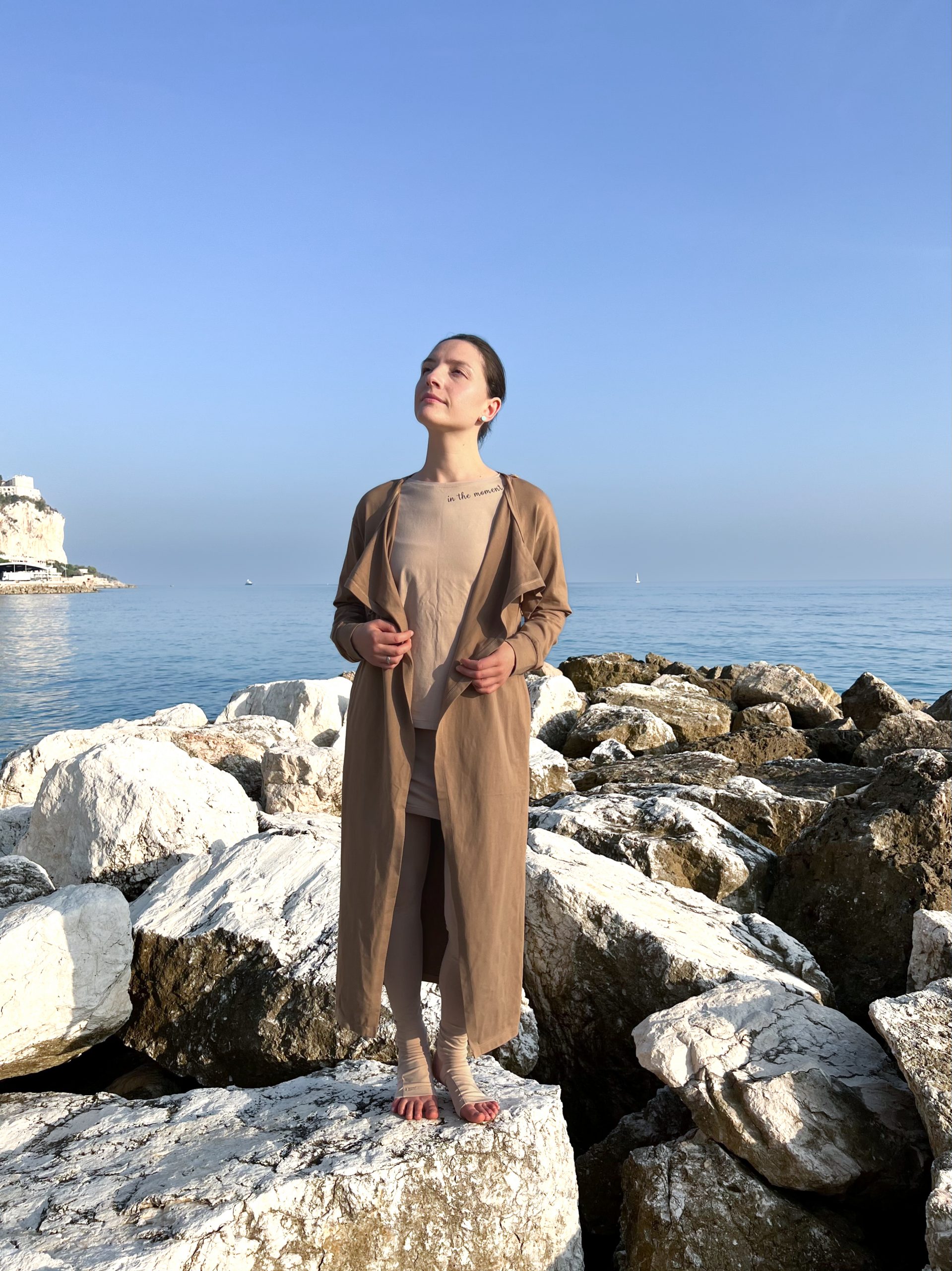 T-shirt, leggings with skirt and wrap jacket - Image 7