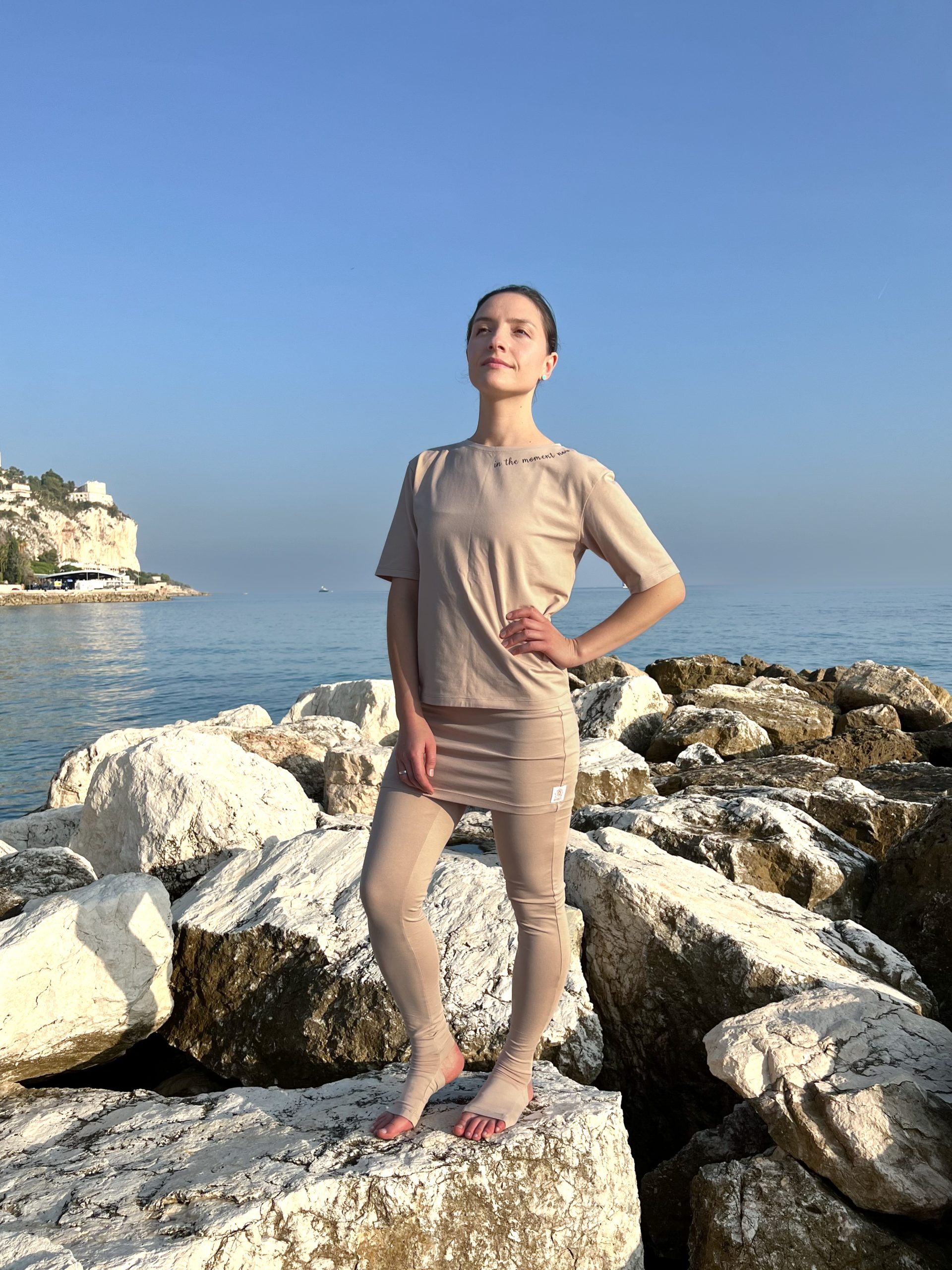 T-shirt, leggings with skirt and wrap jacket - Image 10