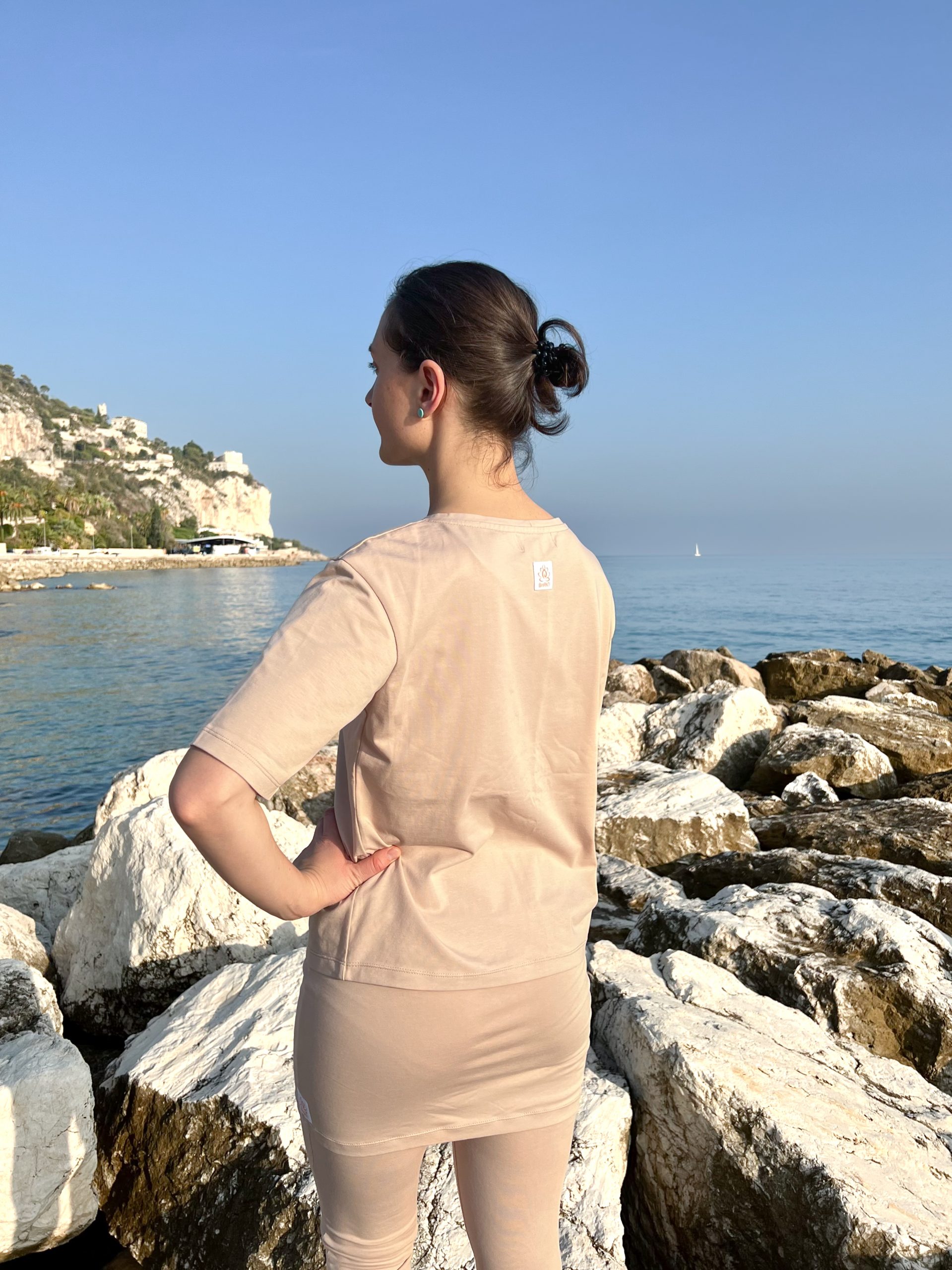 T-shirt, leggings with skirt and wrap jacket - Image 13